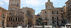 Vue sur la cathedrale saint apollinaire depuis la plaza de la virgen par project 1080 medium